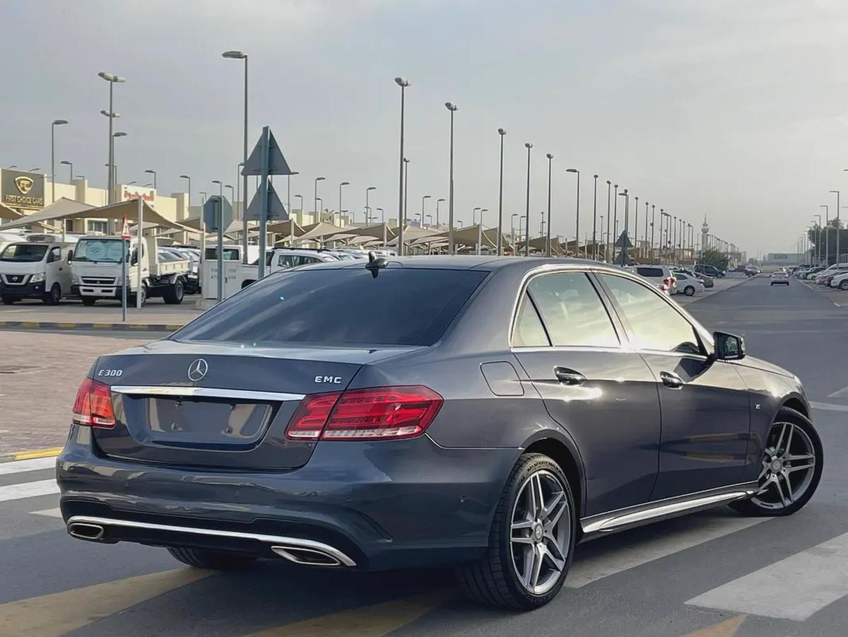 Mercedes E300 GCC full option accident free excellent condition-7-7