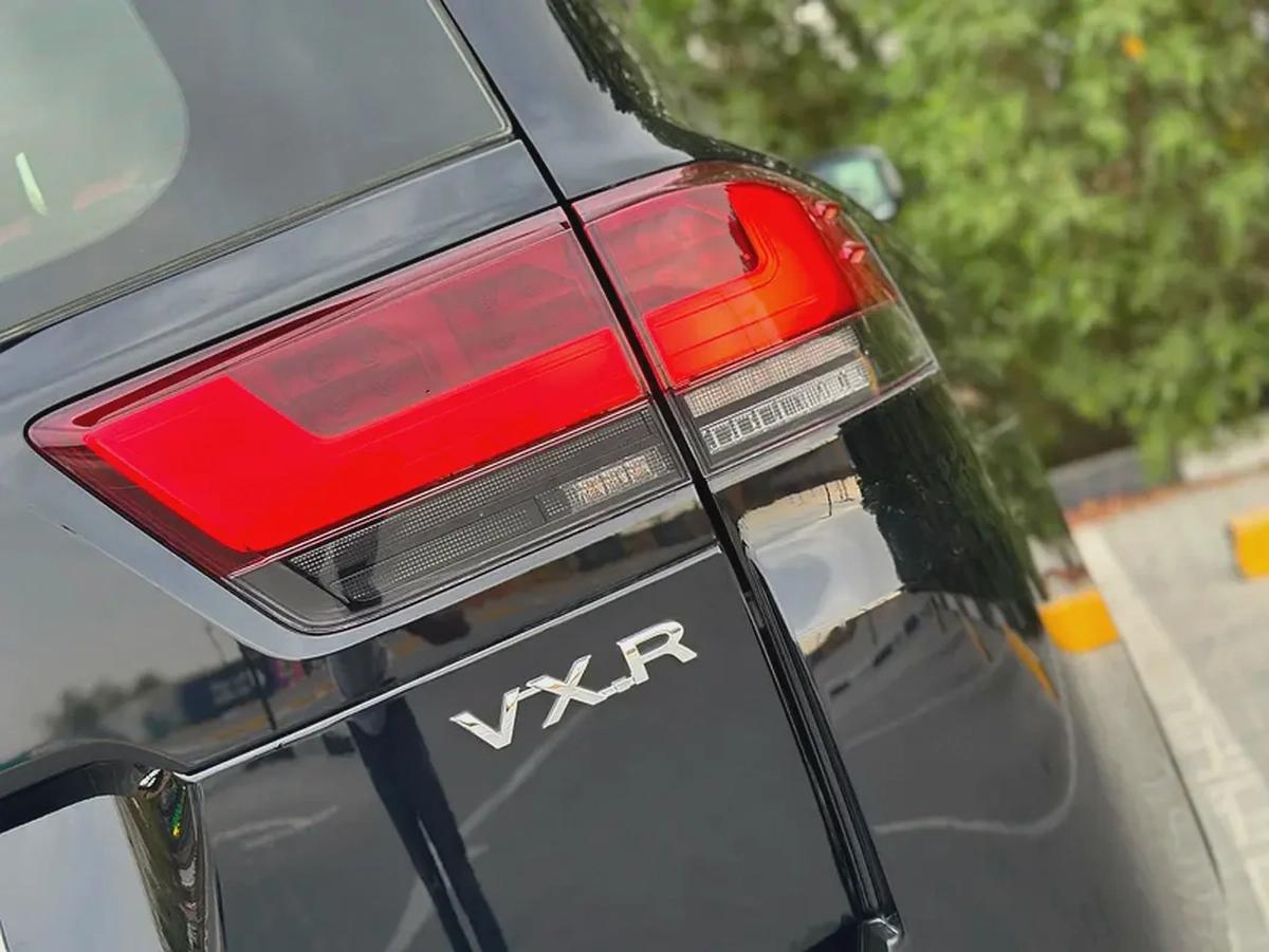 Toyota Land Cruiser VXR-6-6