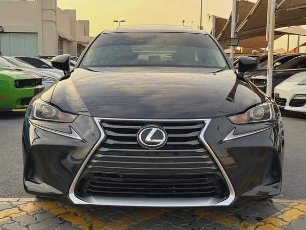 لكزس IS300 موديل 2019 خليجى فل اوبشن بحاله الوكاله