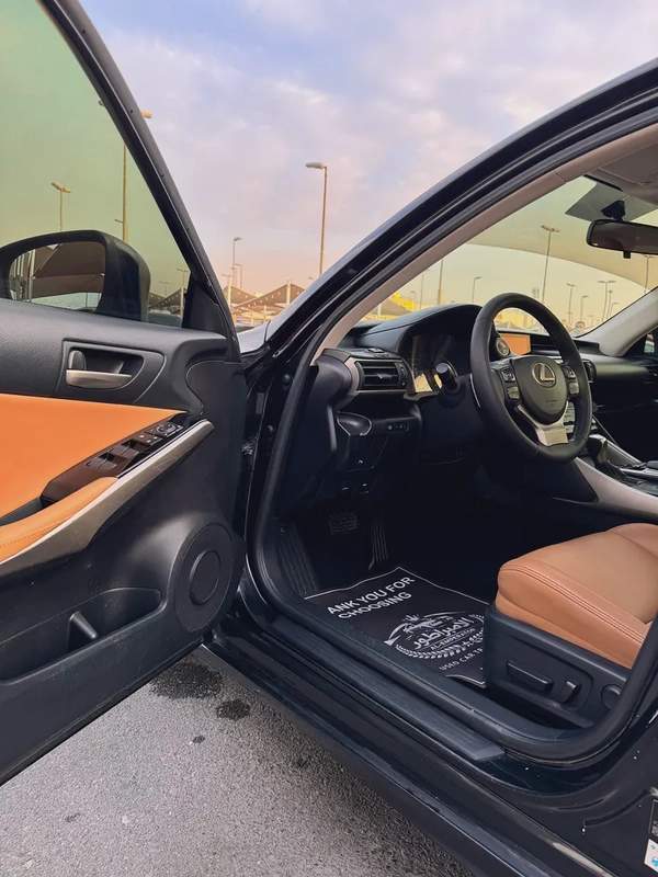 لكزس IS300 موديل 2019 خليجى فل اوبشن بحاله الوكاله
