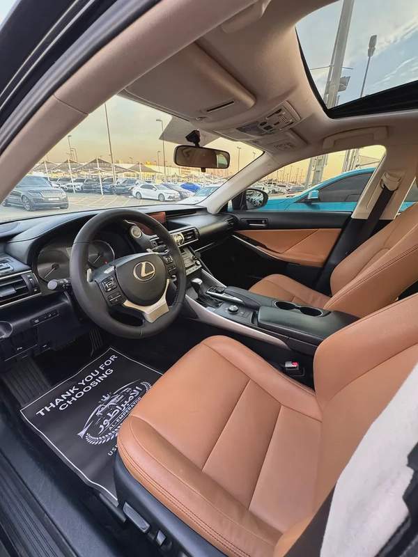 لكزس IS300 موديل 2019 خليجى فل اوبشن بحاله الوكاله