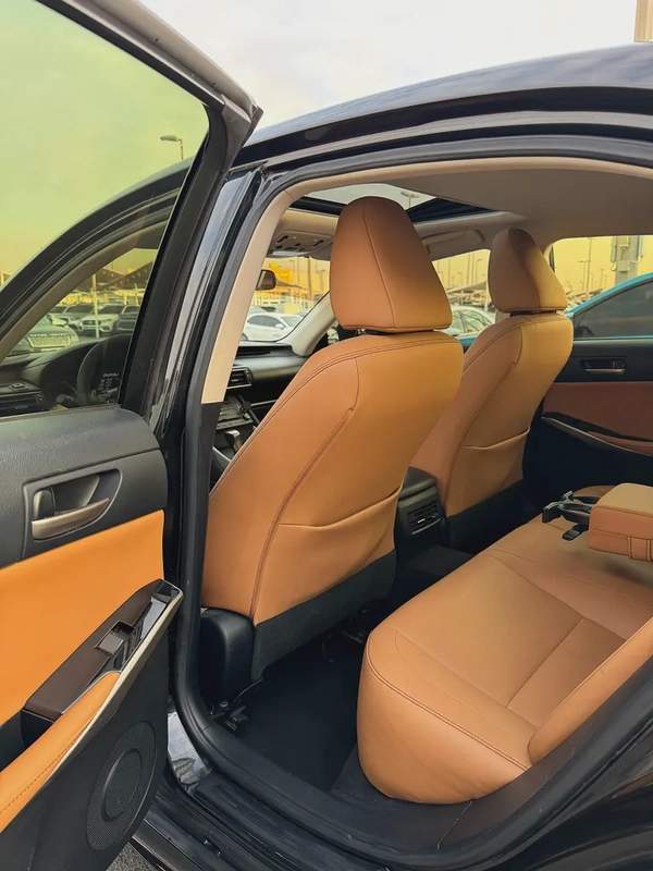 لكزس IS300 موديل 2019 خليجى فل اوبشن بحاله الوكاله