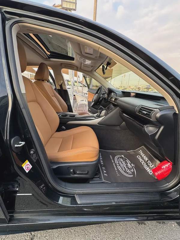 لكزس IS300 موديل 2019 خليجى فل اوبشن بحاله الوكاله