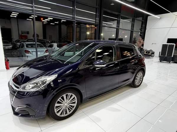 Peugeot 208 Active Plus 2016 - GCC Specs - Perfect City Car!