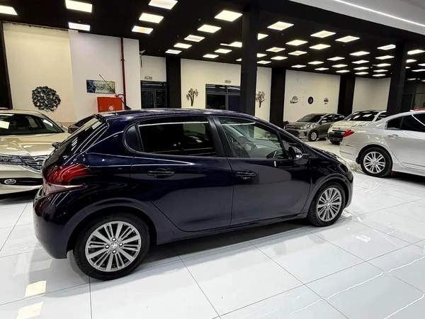Peugeot 208 Active Plus 2016 - GCC Specs - Perfect City Car!
