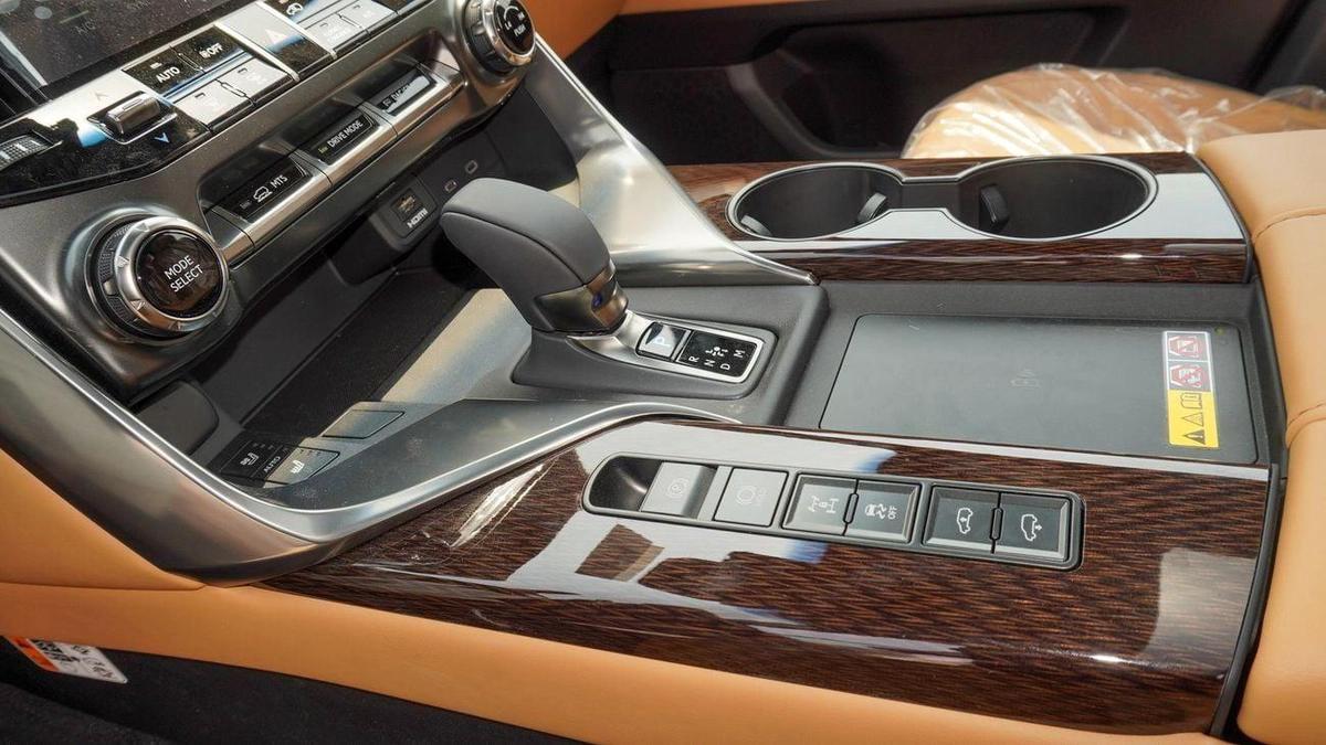 Lexus LX 700h 3.5L Hybrid 5 Seats-7-7