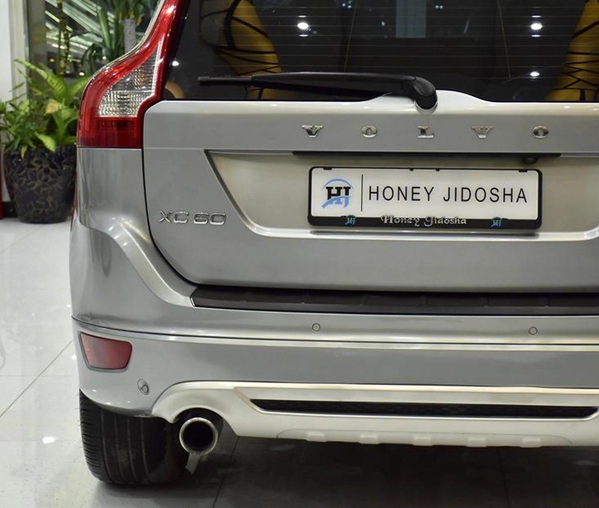 Volvo T6 AWD R-Design ( 2010 Model ) in Silver Color GCC Specs-9-9