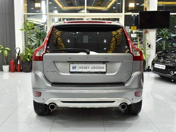 Volvo T6 AWD R-Design ( 2010 Model ) in Silver Color GCC Specs