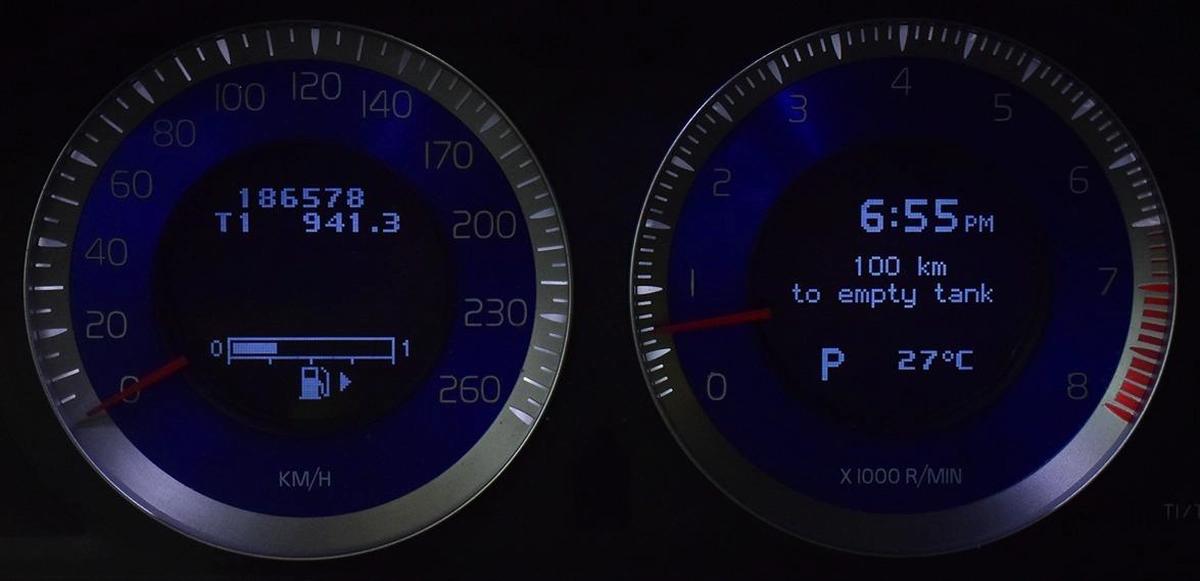 Volvo T6 AWD R-Design ( 2010 Model ) in Silver Color GCC Specs-4-4