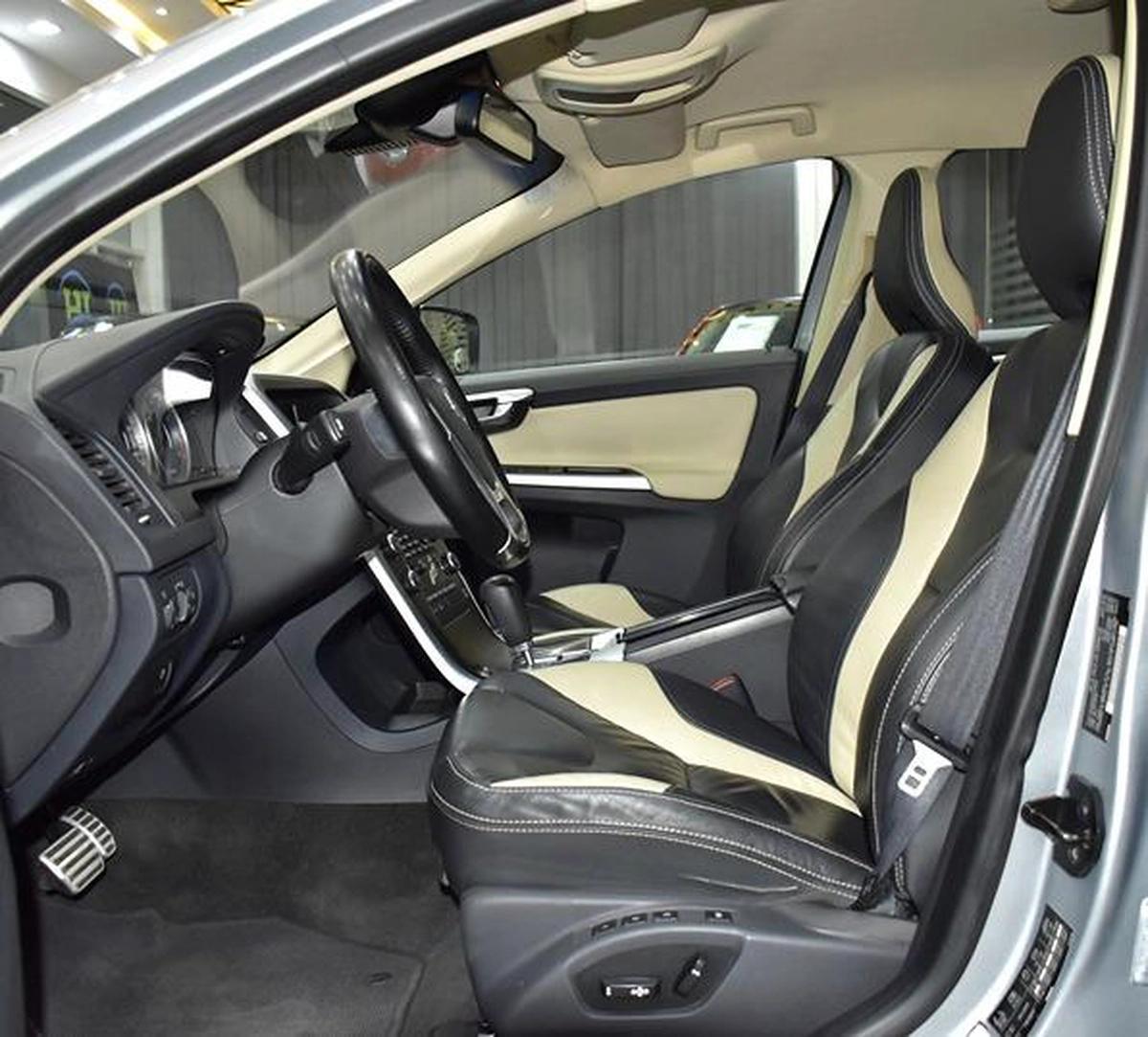 Volvo T6 AWD R-Design ( 2010 Model ) in Silver Color GCC Specs-3-3