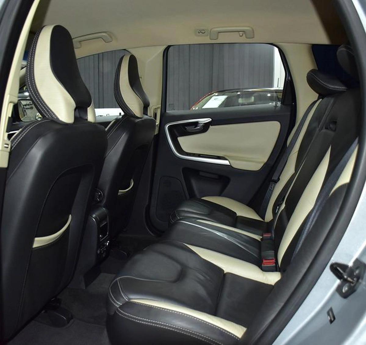 Volvo T6 AWD R-Design ( 2010 Model ) in Silver Color GCC Specs-6-6