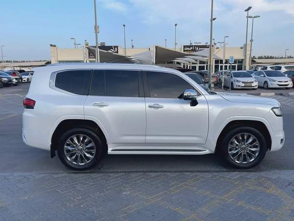 Toyota Land Cruiser VXR Grand Touring 2022 - GCC Specs - Pristine Condition
