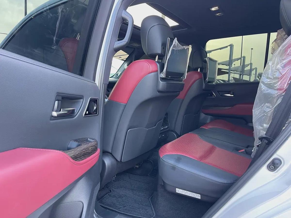 Toyota Land Cruiser VXR Grand Touring 2022 - GCC Specs - Pristine Condition-11-11