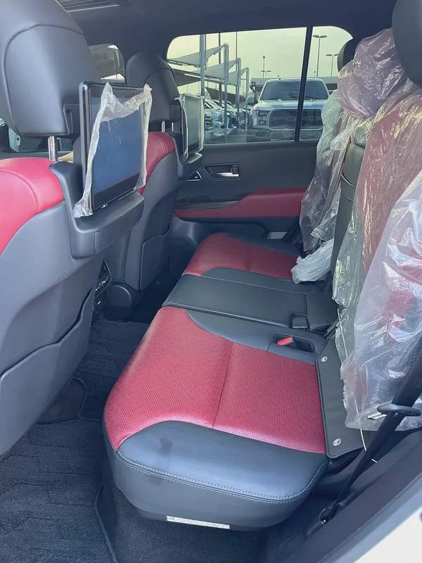 Toyota Land Cruiser VXR Grand Touring 2022 - GCC Specs - Pristine Condition
