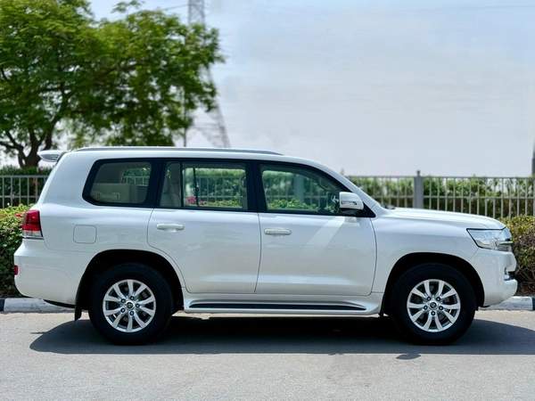LAND CRUISER EX. R V6 | GCC SPECS | YEAR: 2017 | KMS: 218,000 | FULL-SERVICE HISTORY