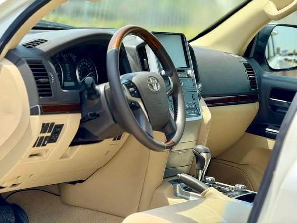 LAND CRUISER EX. R V6 | GCC SPECS | YEAR: 2017 | KMS: 218,000 | FULL-SERVICE HISTORY