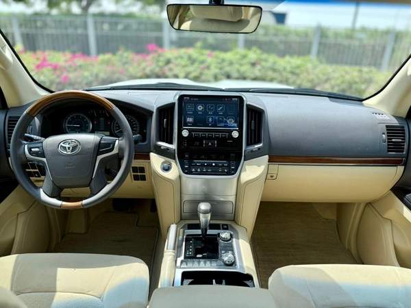 LAND CRUISER EX. R V6 | GCC SPECS | YEAR: 2017 | KMS: 218,000 | FULL-SERVICE HISTORY