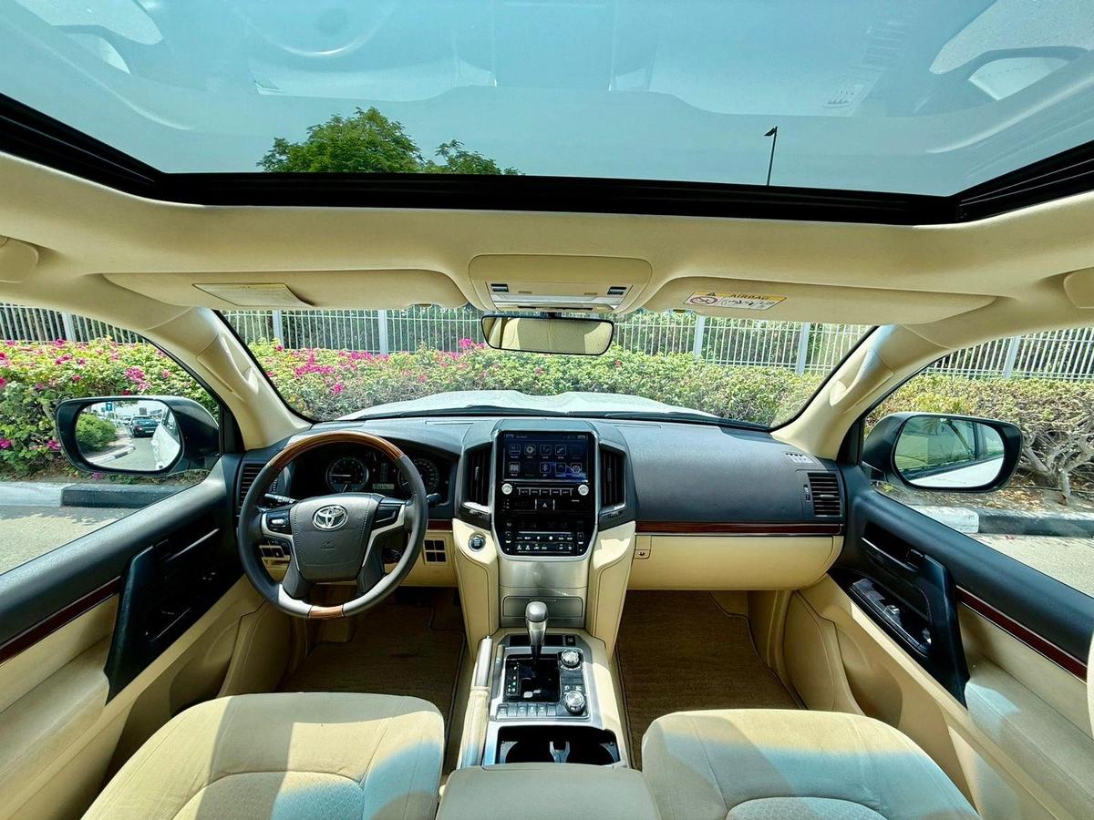 LAND CRUISER EX. R V6 | GCC SPECS | YEAR: 2017 | KMS: 218,000 | FULL-SERVICE HISTORY-7-7