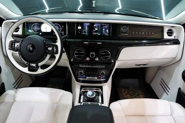 Rolls-Royce Phantom EWB 2025
