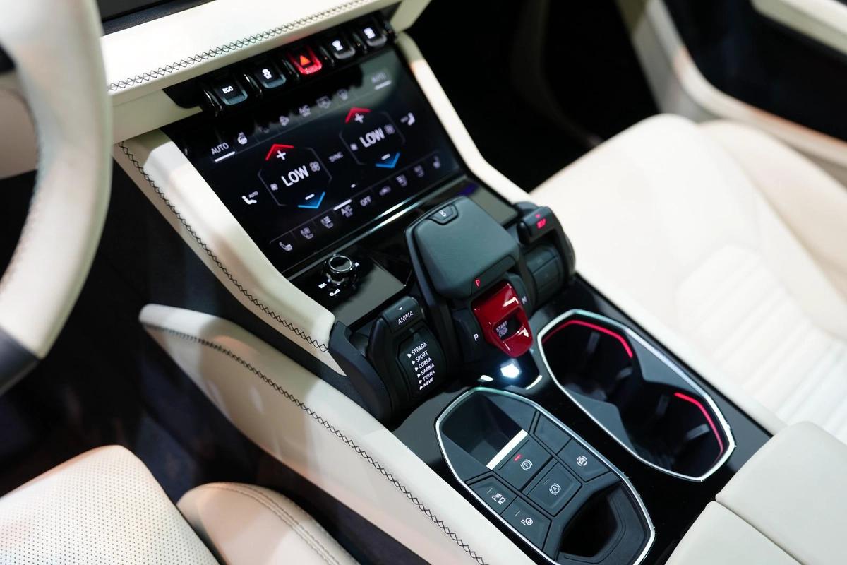 Lamborghini Urus SE 2025-10-10