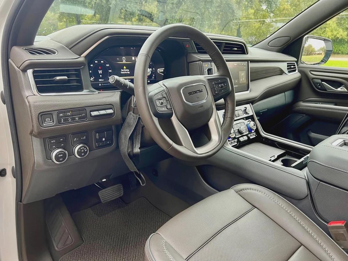 جي ام سي يوكن دينالي ابيض /رمادي خليجي الكندي GMC Yukon Denali 2023 - GCC Specs - Pristine Condition-1-1