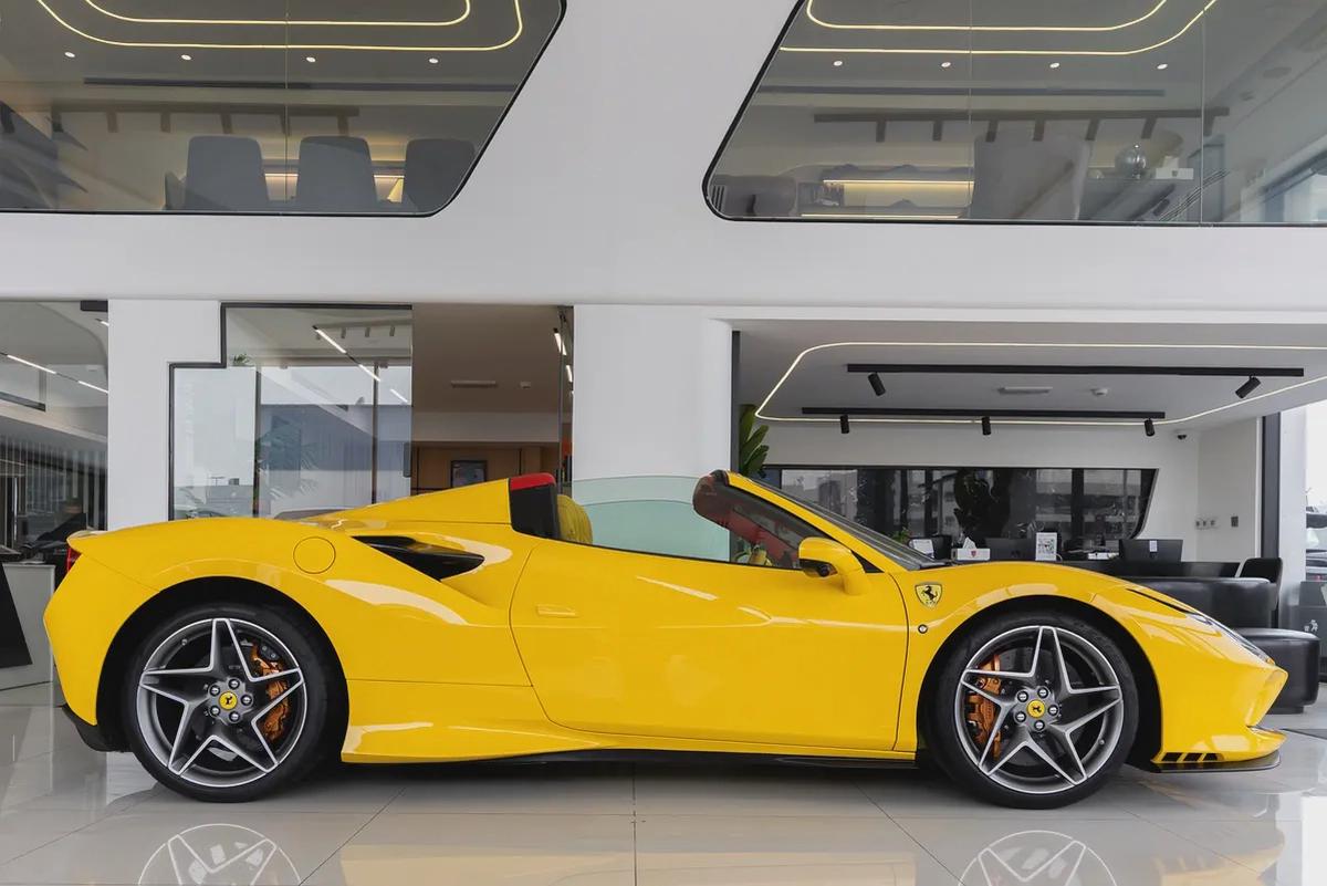 Ferrari F8 Spider | Pristine | Fully Carbon Interior Exterior | Carbon Steering Paddles-4-4