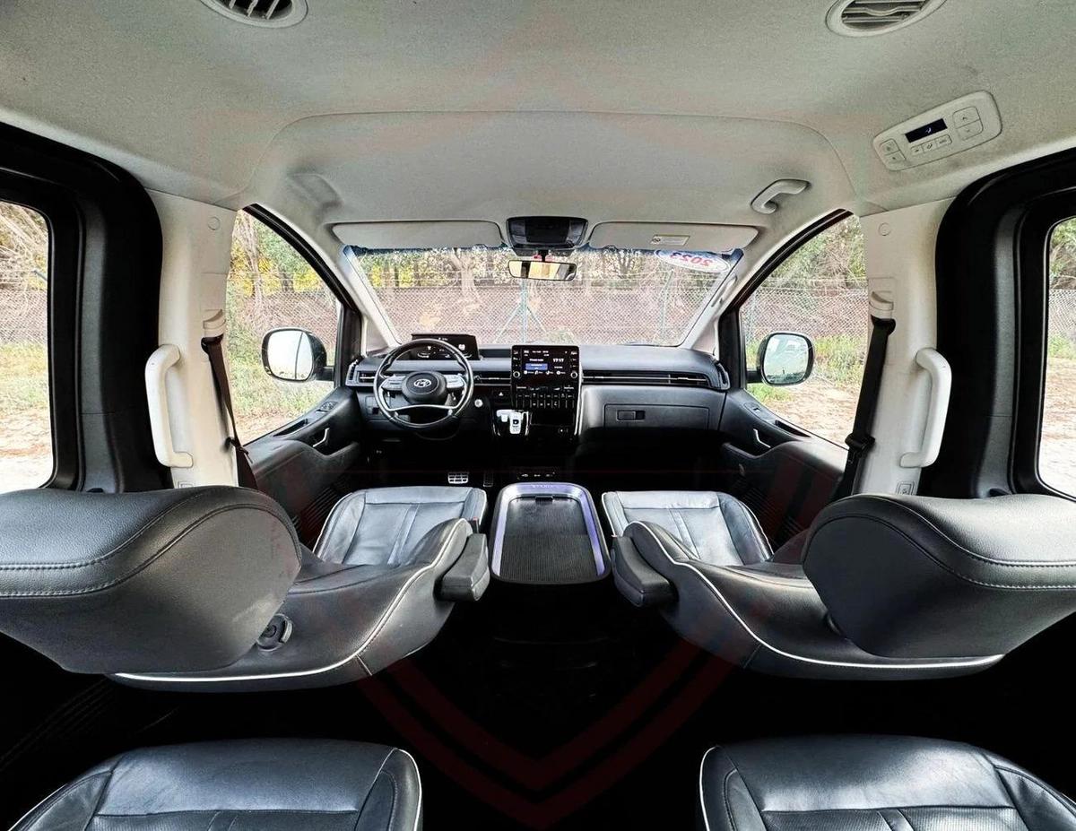 Used Hyundai Staria 2023-16-16