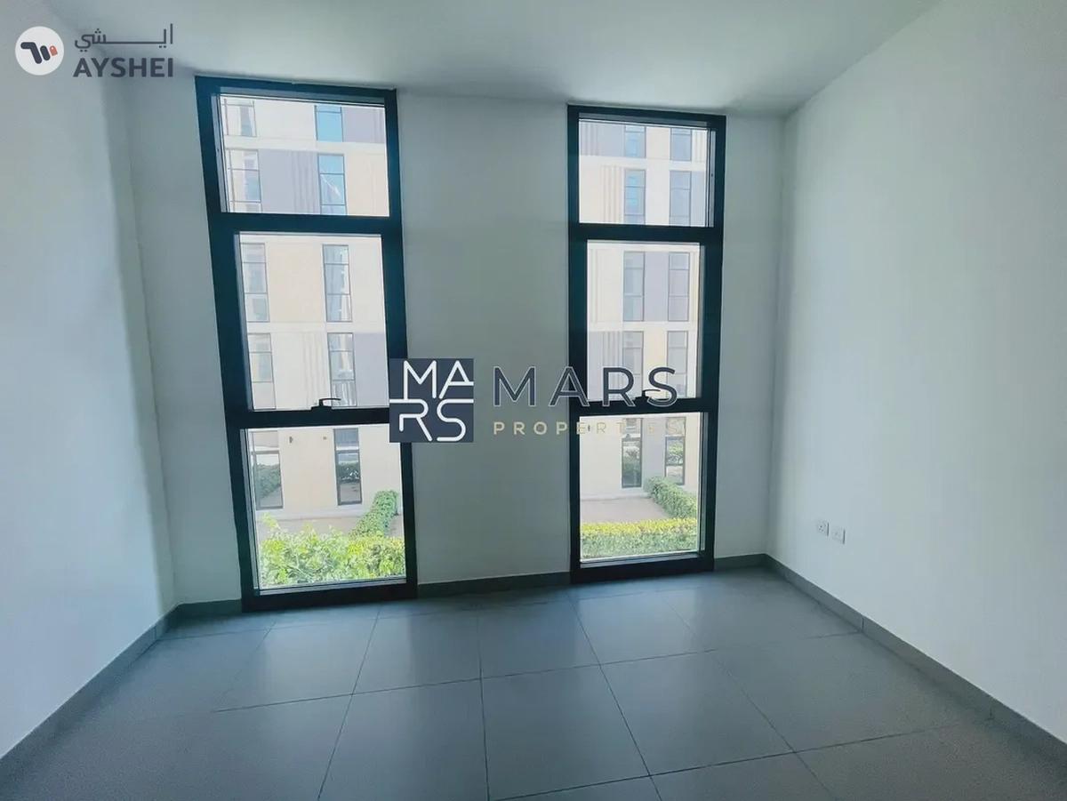 | Spacious | Kitchen Appliances |. Community View |-8-8