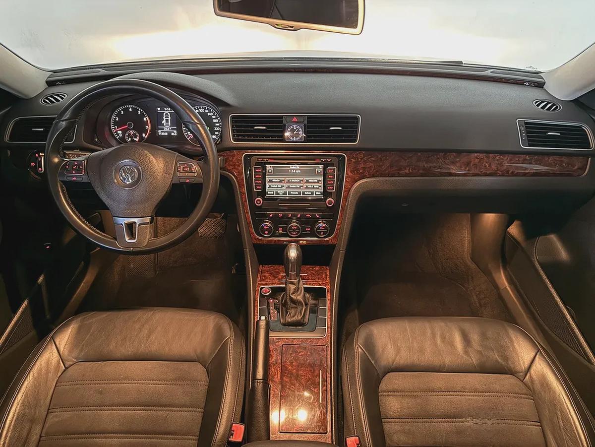 Volkswagen Passat SEL V5 2.5L 2012 Model GCC Specs WIth Partial Service History In Perfect Condition-12-12