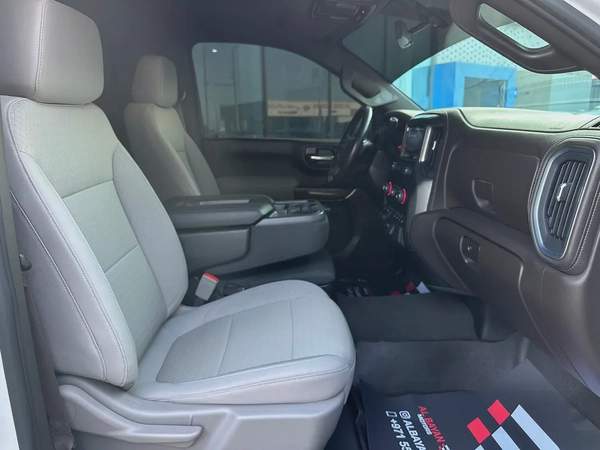 شيفروليه سيلفرادو LT تريل بوس ابيض / بيج 2021 خليجي