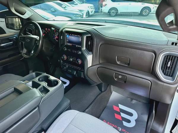 شيفروليه سيلفرادو LT تريل بوس ابيض / بيج 2021 خليجي