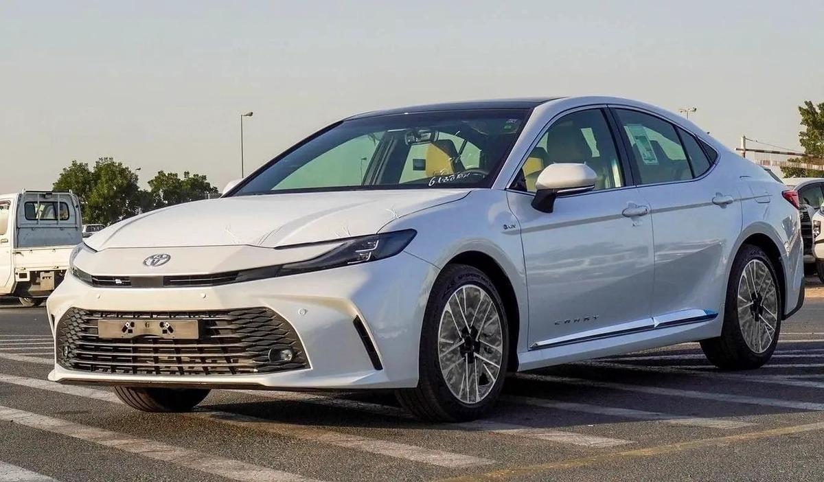 2026 - CAMRY LE 2.5L HYBRID WITH PANORAMIC ROOF - GCC-1-1