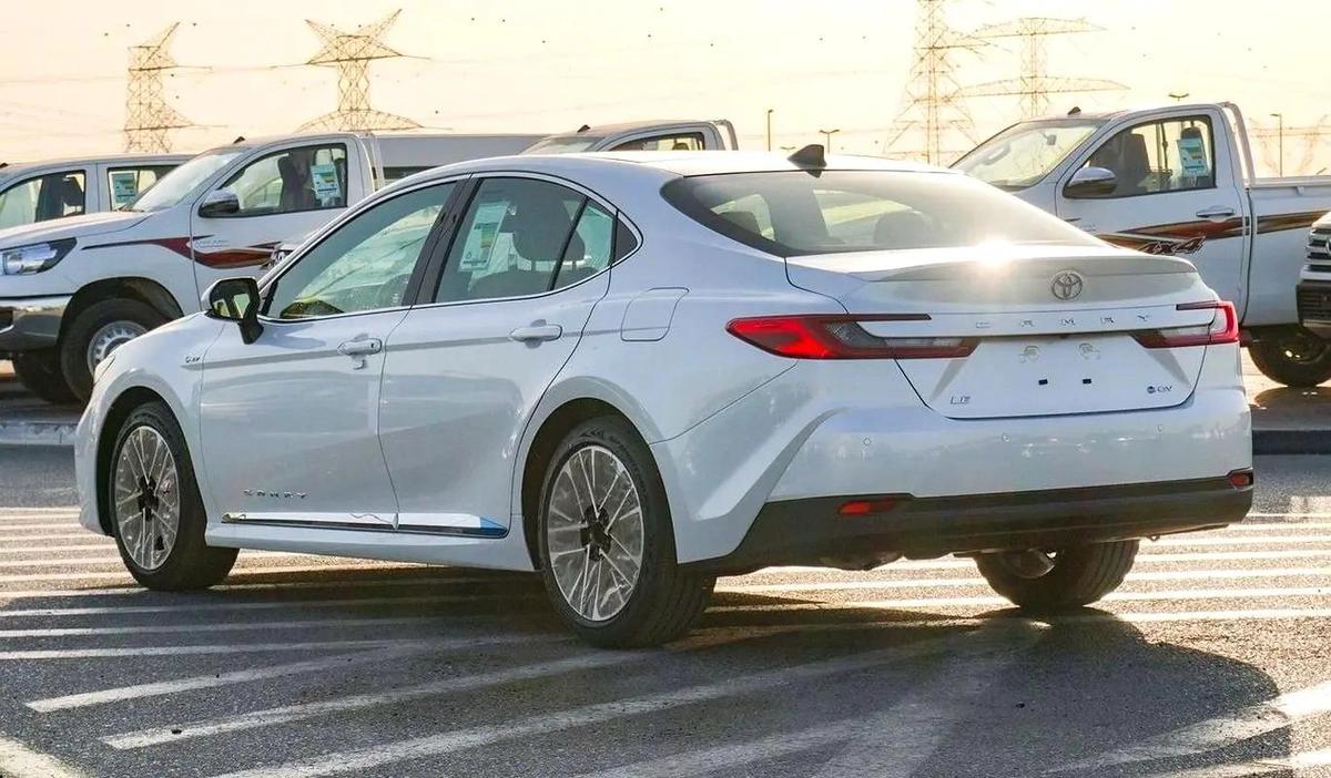 2026 - CAMRY LE 2.5L HYBRID WITH PANORAMIC ROOF - GCC-3-3
