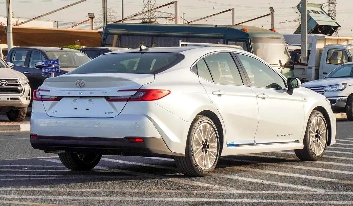 2026 - CAMRY LE 2.5L HYBRID WITH PANORAMIC ROOF - GCC-6-6