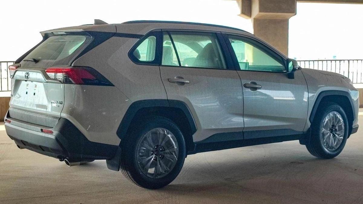 Toyota RAV4 RAV4 XLE 2.5L 4WD-3-3