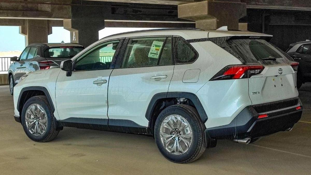 Toyota RAV4 RAV4 XLE 2.5L 4WD-5-5