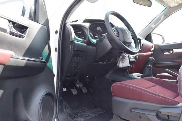 Toyota Hilux SR5 MT 2.7 PETROL