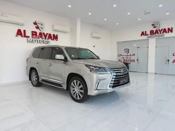 لكزس LX 570 بلاتينيوم فضي / بيج خليجي Lexus LX 570 Platinum 2017 - GCC Specs - Pristine Condition