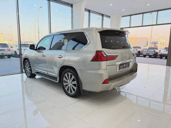 لكزس LX 570 بلاتينيوم فضي / بيج خليجي Lexus LX 570 Platinum 2017 - GCC Specs - Pristine Condition