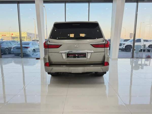 لكزس LX 570 بلاتينيوم فضي / بيج خليجي Lexus LX 570 Platinum 2017 - GCC Specs - Pristine Condition