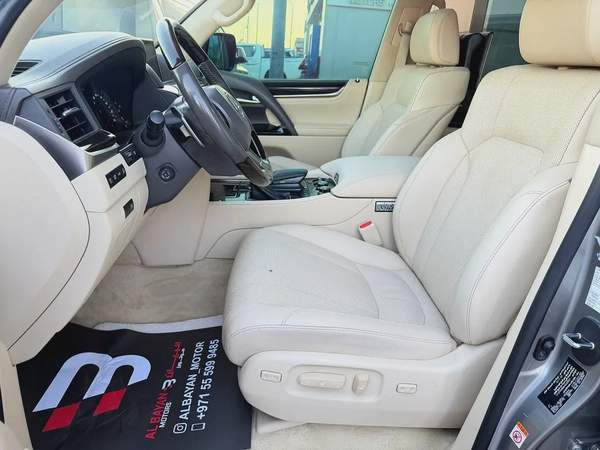لكزس LX 570 بلاتينيوم فضي / بيج خليجي Lexus LX 570 Platinum 2017 - GCC Specs - Pristine Condition