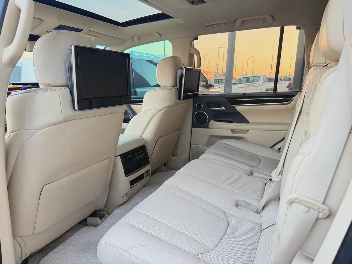 لكزس LX 570 بلاتينيوم فضي / بيج خليجي Lexus LX 570 Platinum 2017 - GCC Specs - Pristine Condition-7-7
