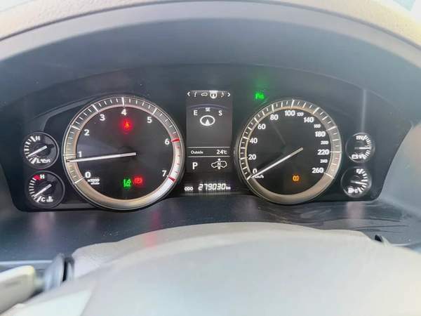 لكزس LX 570 بلاتينيوم فضي / بيج خليجي Lexus LX 570 Platinum 2017 - GCC Specs - Pristine Condition