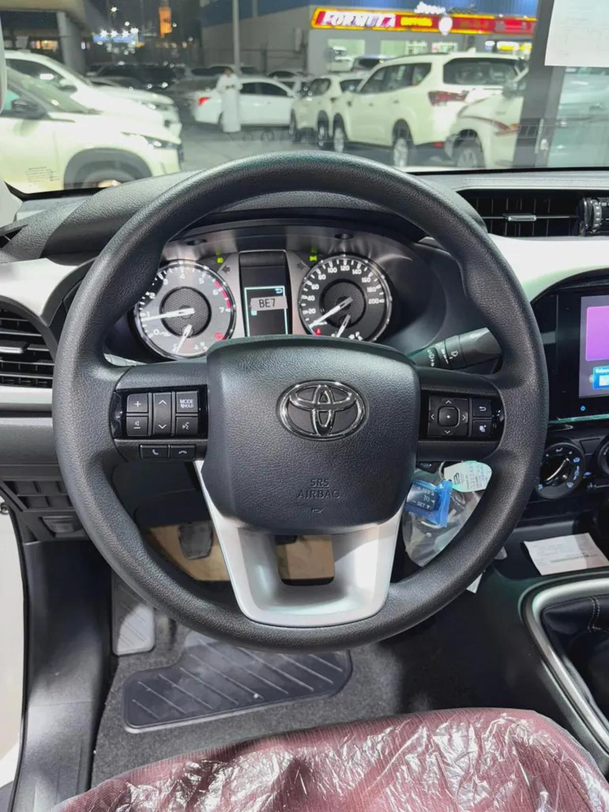 Toyota Hilux Double Cab GLX 2026 4WD 2.7L GCC Specs-8-8