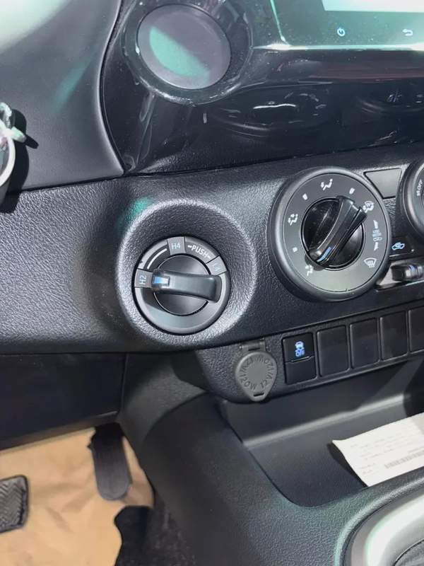 Toyota Hilux Double Cab GLX 2026 4WD 2.7L GCC Specs