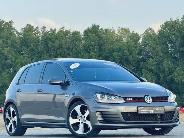 Volkswagen Golf, 2016 GCC specs, top-of-the-line, accident-free.