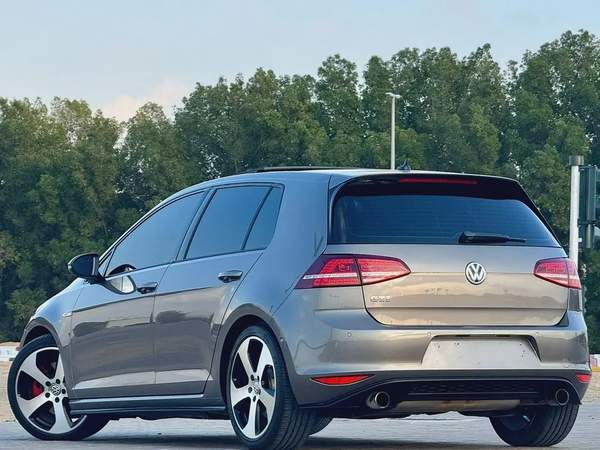 Volkswagen Golf, 2016 GCC specs, top-of-the-line, accident-free.