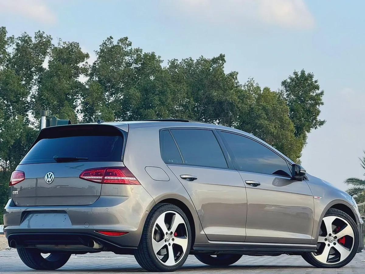 Volkswagen Golf, 2016 GCC specs, top-of-the-line, accident-free.-3-3