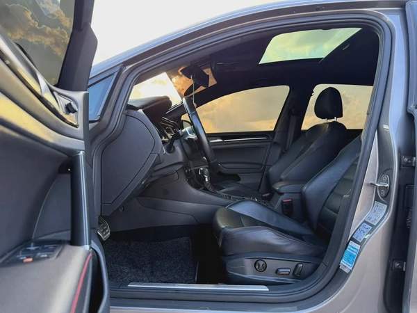 Volkswagen Golf, 2016 GCC specs, top-of-the-line, accident-free.