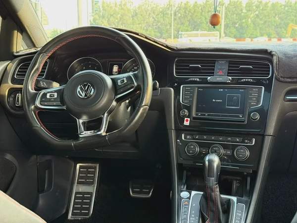Volkswagen Golf, 2016 GCC specs, top-of-the-line, accident-free.